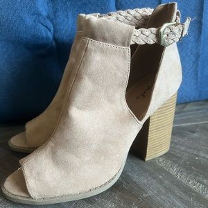 Qupid heals- Tan ⭐️ NWT ⭐️